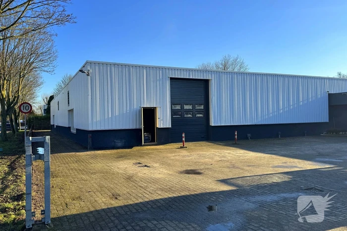 Brandweer schaalt op bij brand in tapijtwinkel