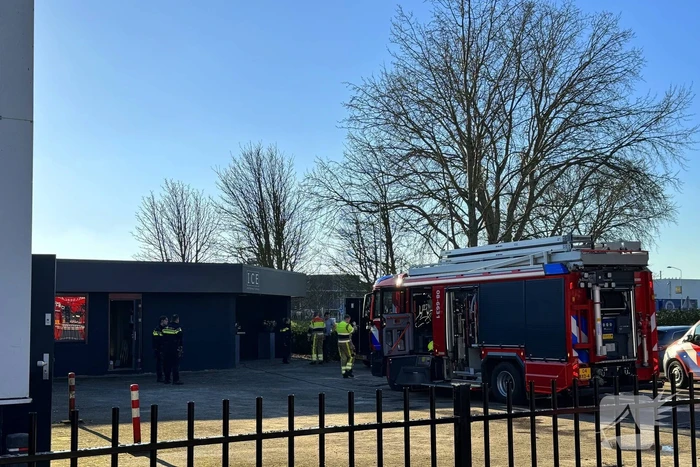 Brandweer schaalt op bij brand in tapijtwinkel