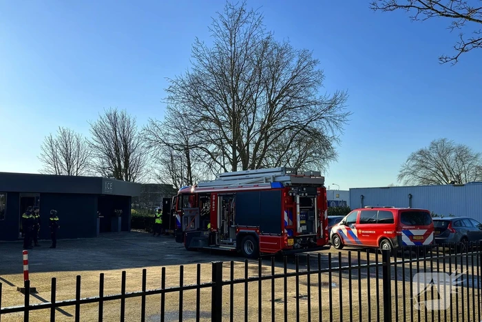 Brandweer schaalt op bij brand in tapijtwinkel