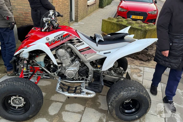 Quad bestuurder klapt achterop geparkeerde auto