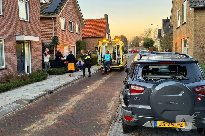Quad bestuurder klapt achterop geparkeerde auto