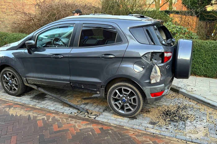 Quad bestuurder klapt achterop geparkeerde auto