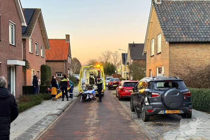 Quad bestuurder klapt achterop geparkeerde auto