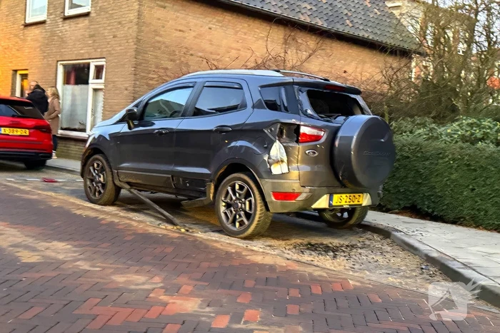 Quad bestuurder klapt achterop geparkeerde auto