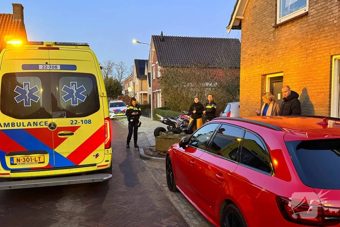 Quad bestuurder klapt achterop geparkeerde auto