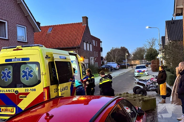 Quad bestuurder klapt achterop geparkeerde auto