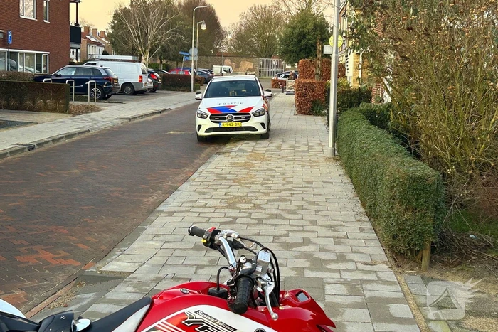 Quad bestuurder klapt achterop geparkeerde auto