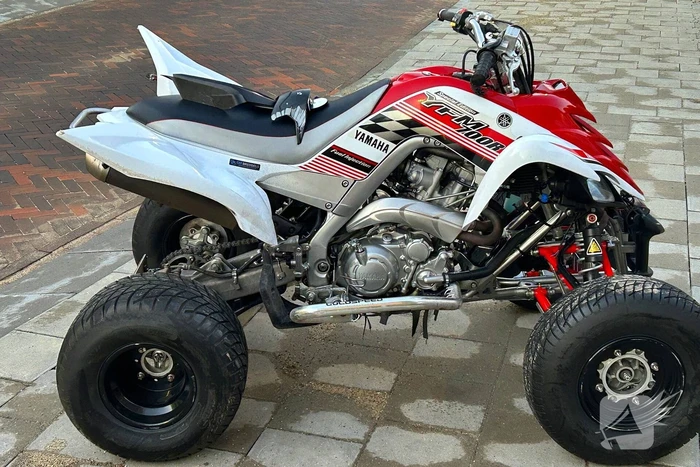 Quad bestuurder klapt achterop geparkeerde auto
