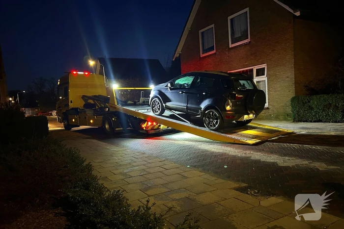 Quad bestuurder klapt achterop geparkeerde auto