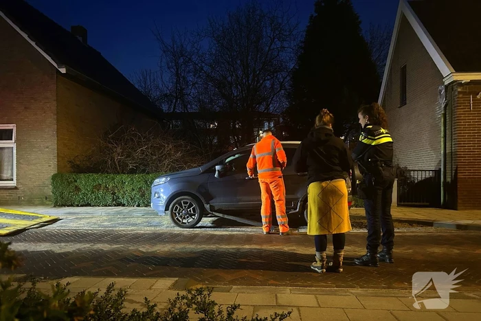 Quad bestuurder klapt achterop geparkeerde auto