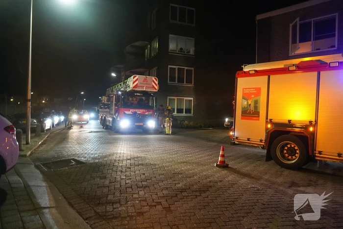 Bewoner ademt rook in bij doven van keukenbrand