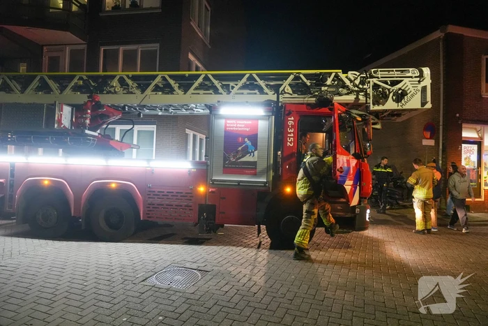 Bewoner ademt rook in bij doven van keukenbrand