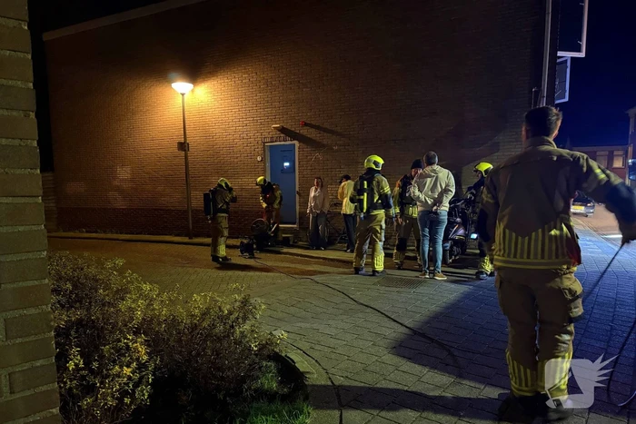 Bewoner ademt rook in bij doven van keukenbrand
