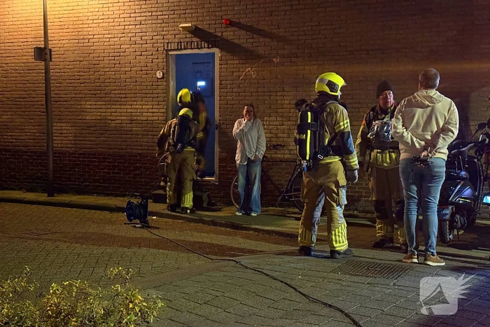Bewoner ademt rook in bij doven van keukenbrand