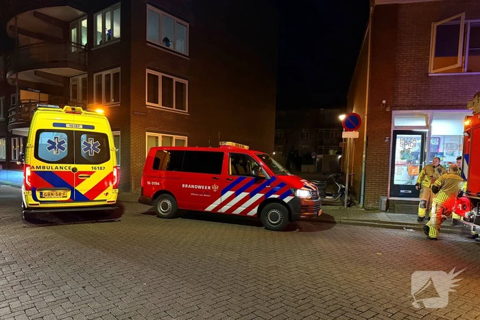 Bewoner ademt rook in bij doven van keukenbrand