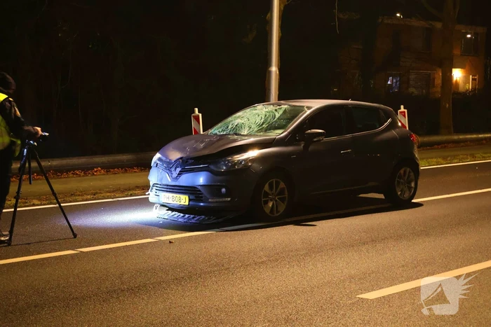Persoon geschept door auto en overlijd op straat