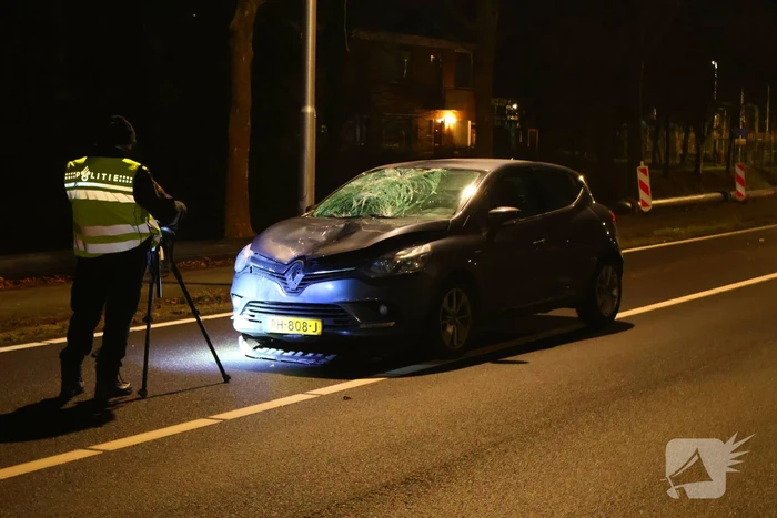 Persoon geschept door auto en overlijd op straat