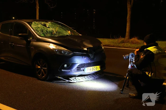 Persoon geschept door auto en overlijd op straat