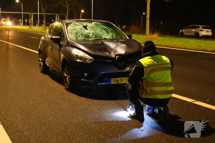 Persoon geschept door auto en overlijd op straat