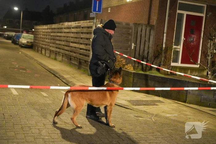 Steekincident op straat, meerdere personen meegenomen naar politiebureau