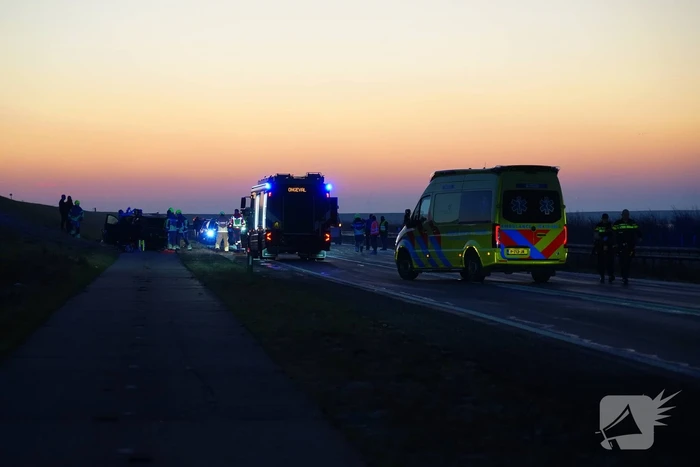 Zwaar ongeval op glad wegdek: dijk in beide richtingen dicht