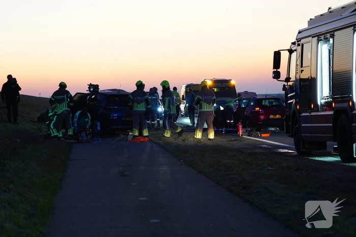 Zwaar ongeval op glad wegdek: dijk in beide richtingen dicht