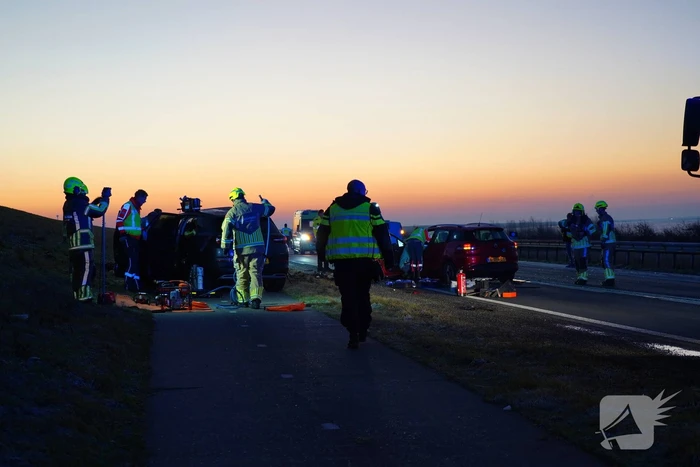 Zwaar ongeval op glad wegdek: dijk in beide richtingen dicht