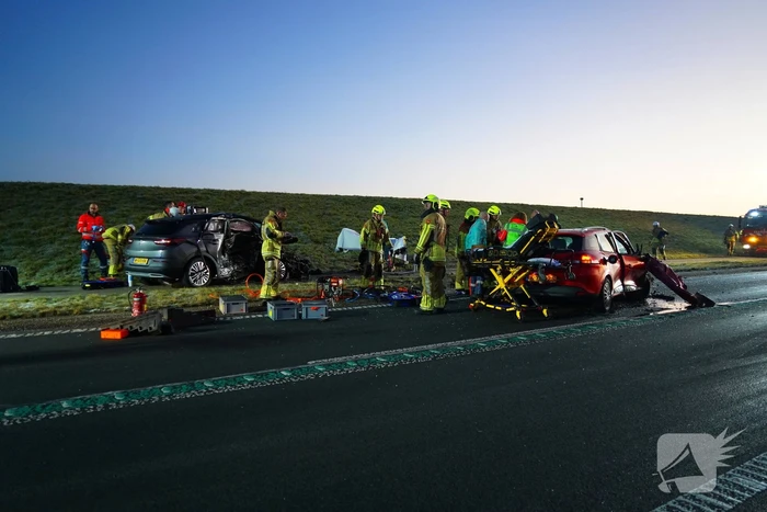 Zwaar ongeval op glad wegdek: dijk in beide richtingen dicht