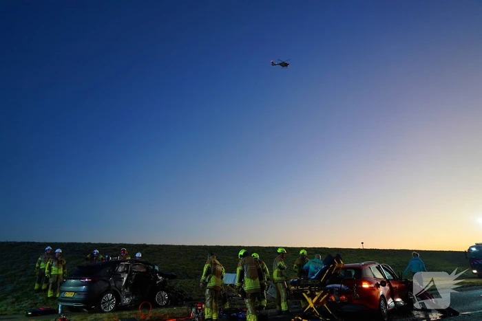 Zwaar ongeval op glad wegdek: dijk in beide richtingen dicht