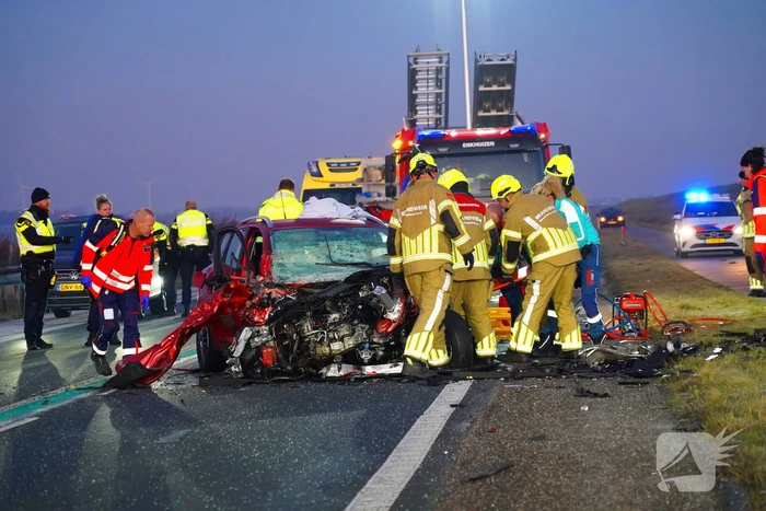 Zwaar ongeval op glad wegdek: dijk in beide richtingen dicht