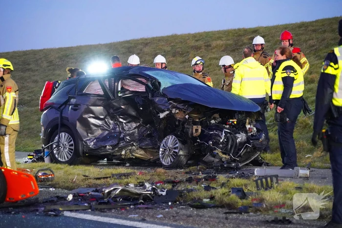 Zwaar ongeval op glad wegdek: dijk in beide richtingen dicht
