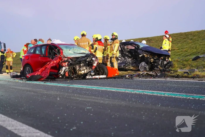 Zwaar ongeval op glad wegdek: dijk in beide richtingen dicht