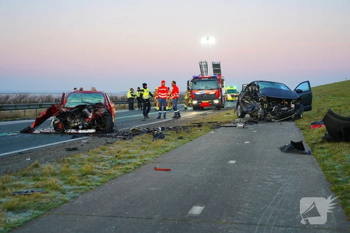 Zwaar ongeval op glad wegdek: dijk in beide richtingen dicht
