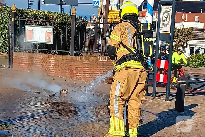 Brandweer dooft brand in prullenbak
