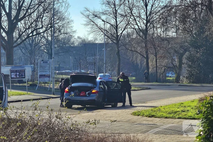 Verdachten onder schot uit voertuig gehaald