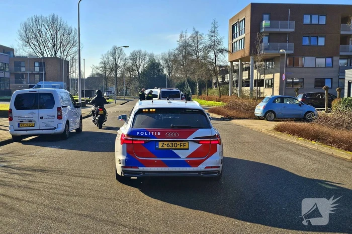 Verdachten onder schot uit voertuig gehaald