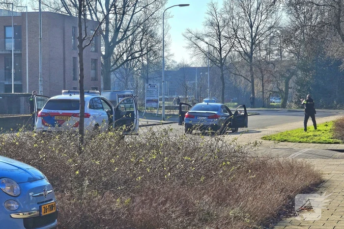 Verdachten onder schot uit voertuig gehaald