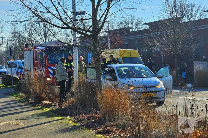 Brandweer controleert auto na brandmelding