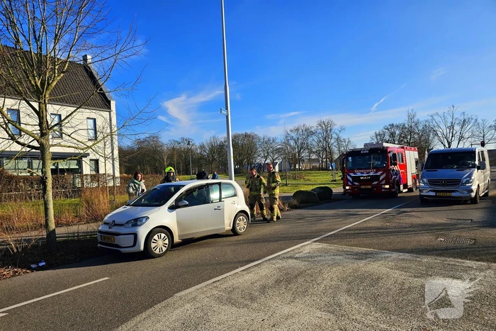 Brandweer controleert auto na brandmelding