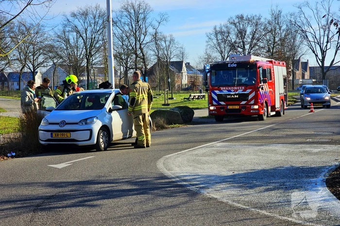 Brandweer controleert auto na brandmelding