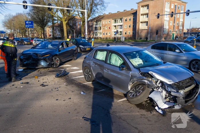Twee voertuigen fiks beschadigd bij aanrijding op kruising