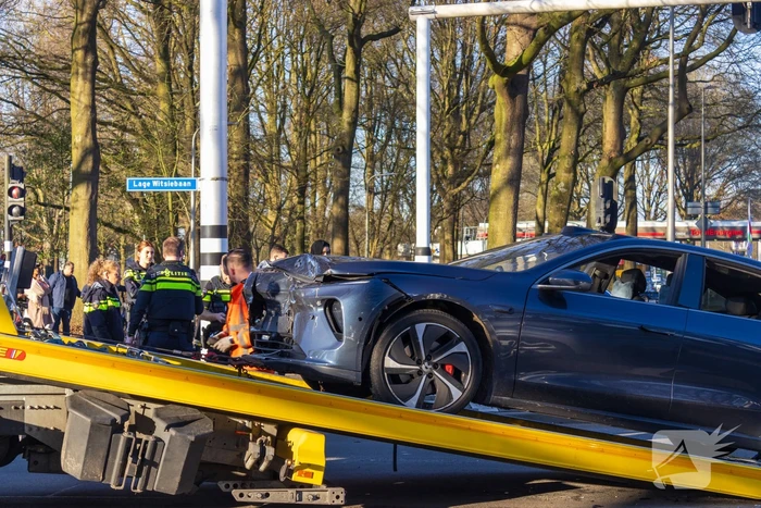 Twee voertuigen fiks beschadigd bij aanrijding op kruising