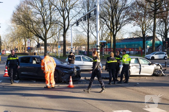 Twee voertuigen fiks beschadigd bij aanrijding op kruising