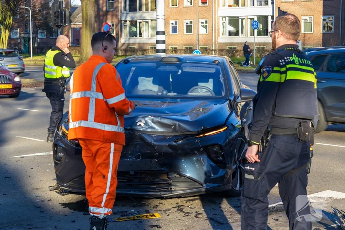 Twee voertuigen fiks beschadigd bij aanrijding op kruising