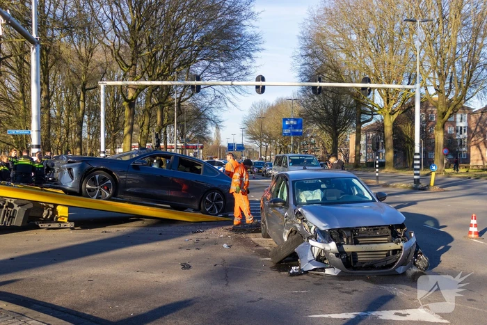 Twee voertuigen fiks beschadigd bij aanrijding op kruising