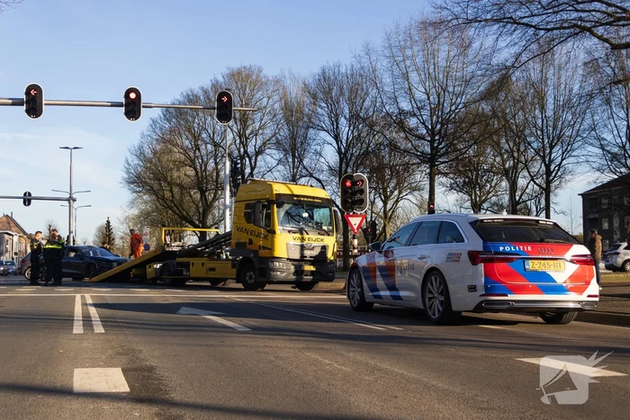 Twee voertuigen fiks beschadigd bij aanrijding op kruising