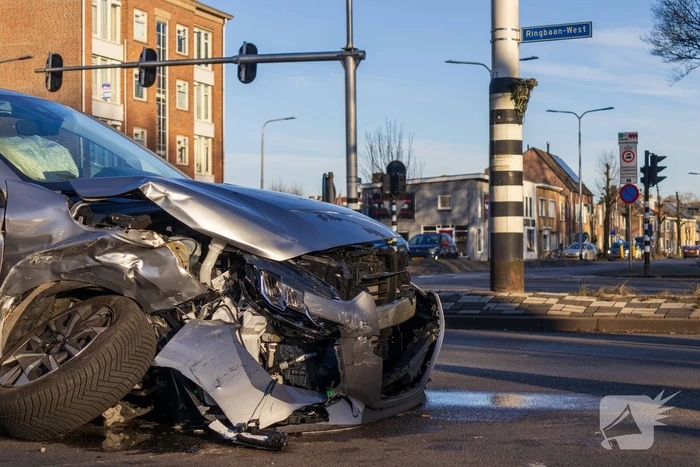 Twee voertuigen fiks beschadigd bij aanrijding op kruising