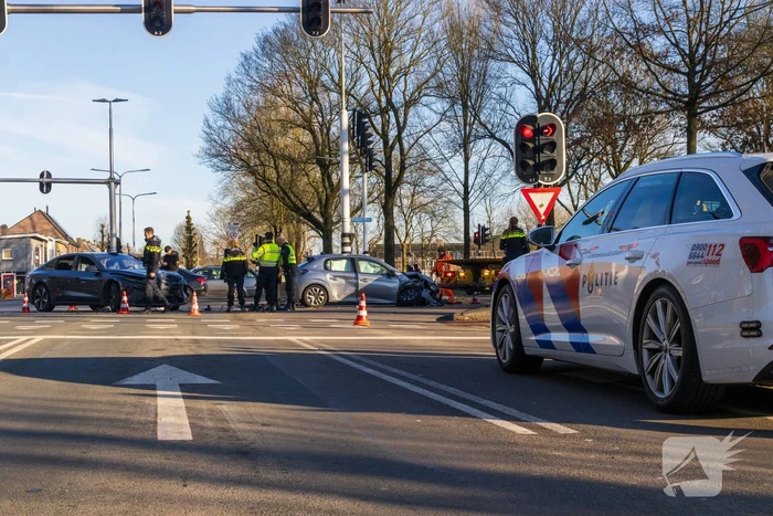 Twee voertuigen fiks beschadigd bij aanrijding op kruising