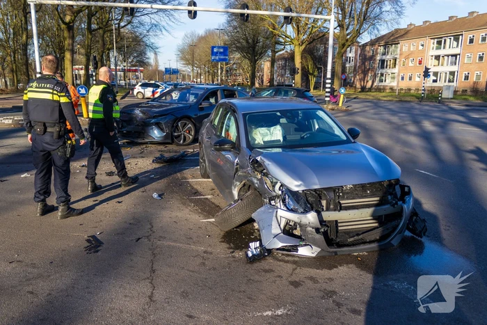 Twee voertuigen fiks beschadigd bij aanrijding op kruising