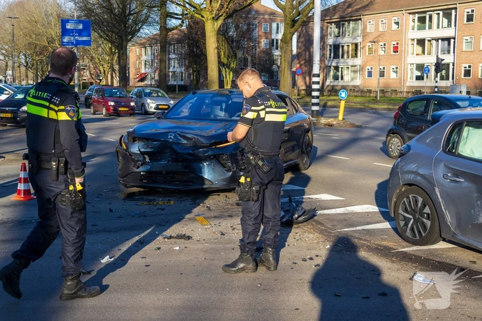 Twee voertuigen fiks beschadigd bij aanrijding op kruising